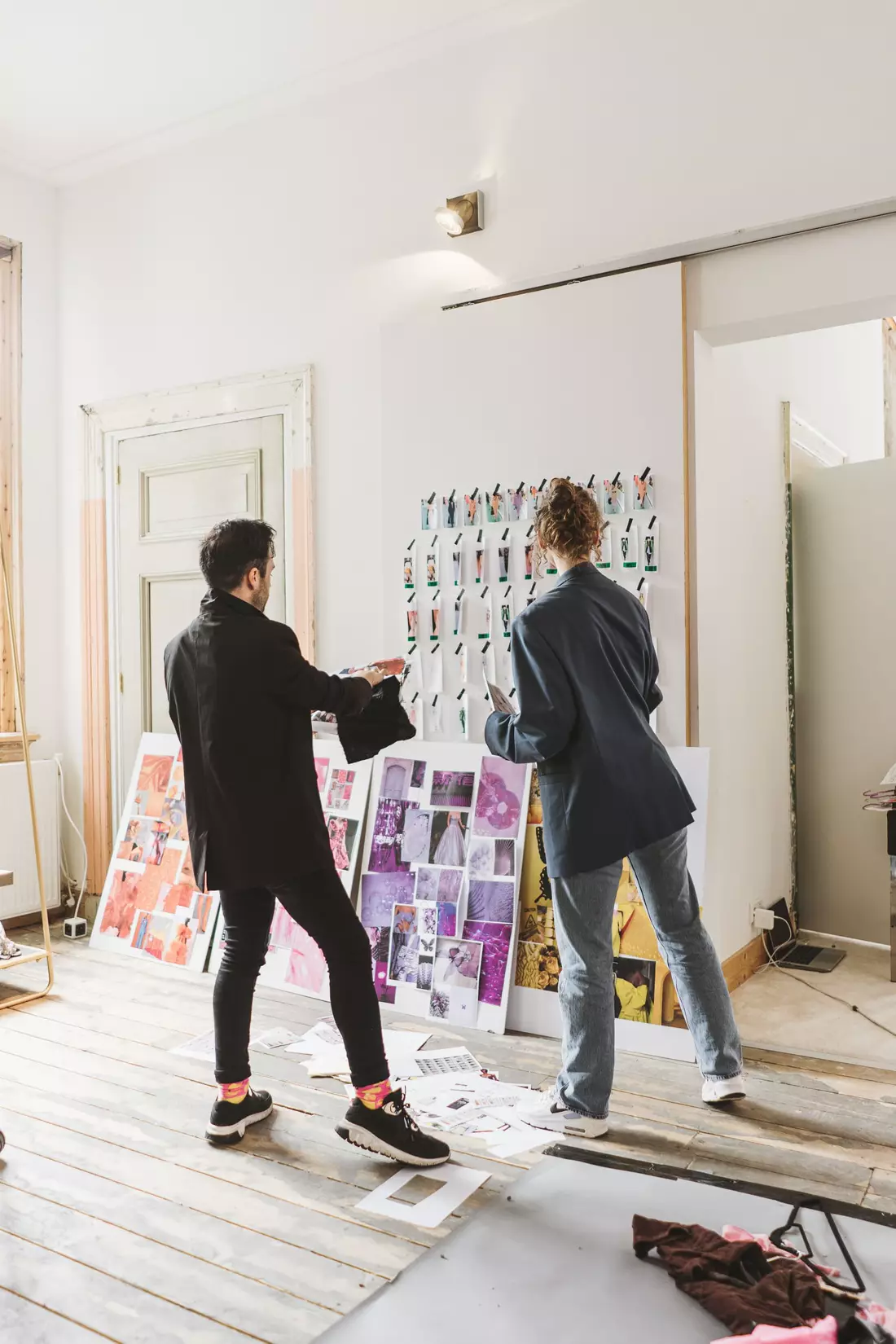 Moodboardwand met ontwerpen en stofstalen