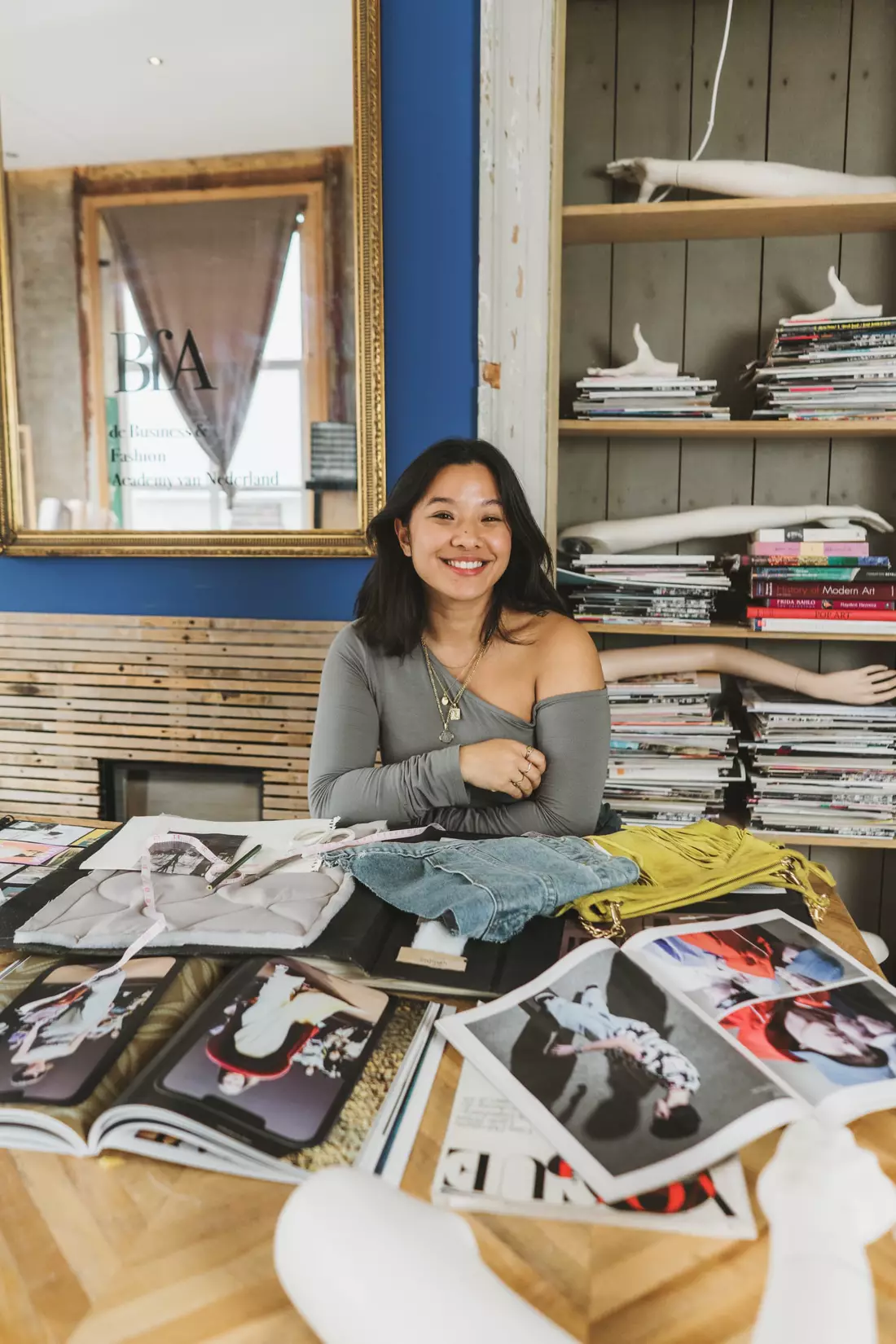 Een studente aan het werk aan de moodboardtafel